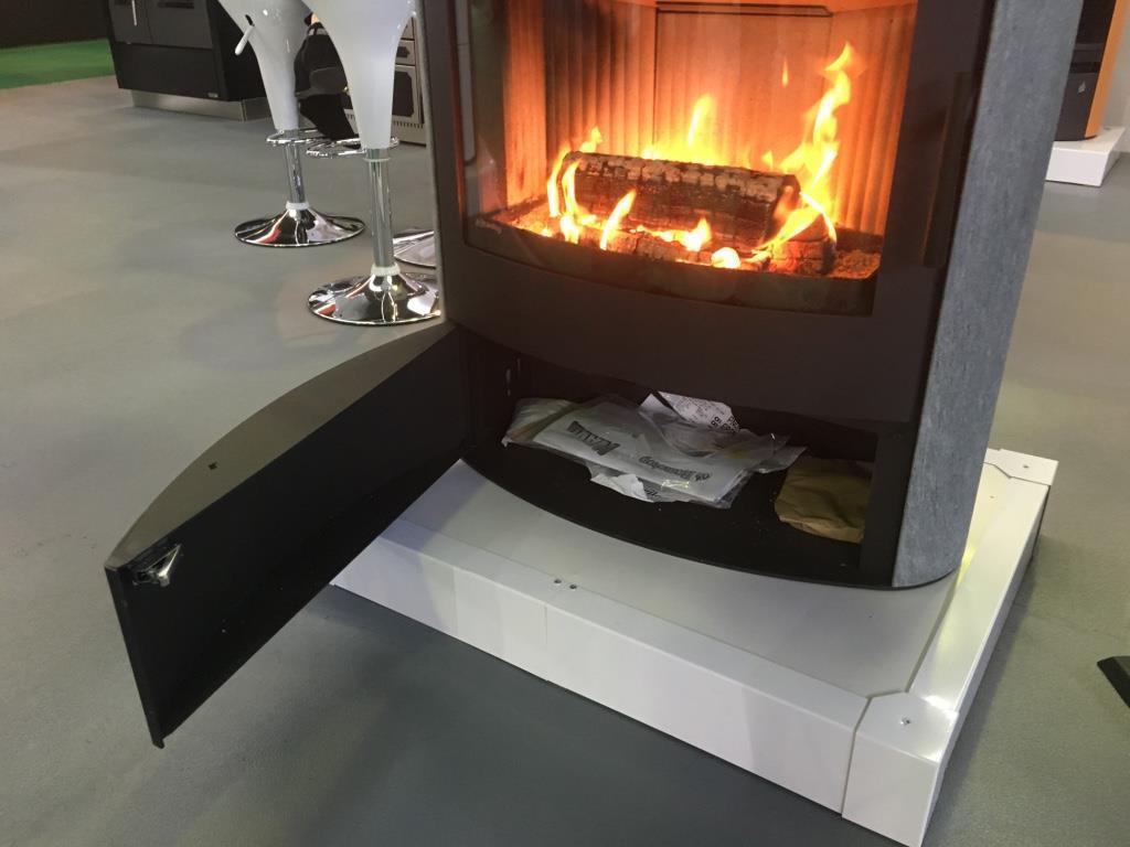 Le poêle à bois Navia de ROMOTOP, avec un grand foyer pour des bûches de 50 cm, offre une magnifique vision du feu, une excellente performance grâce à son intérieur en chamotte et sa sol foyère en fonte.